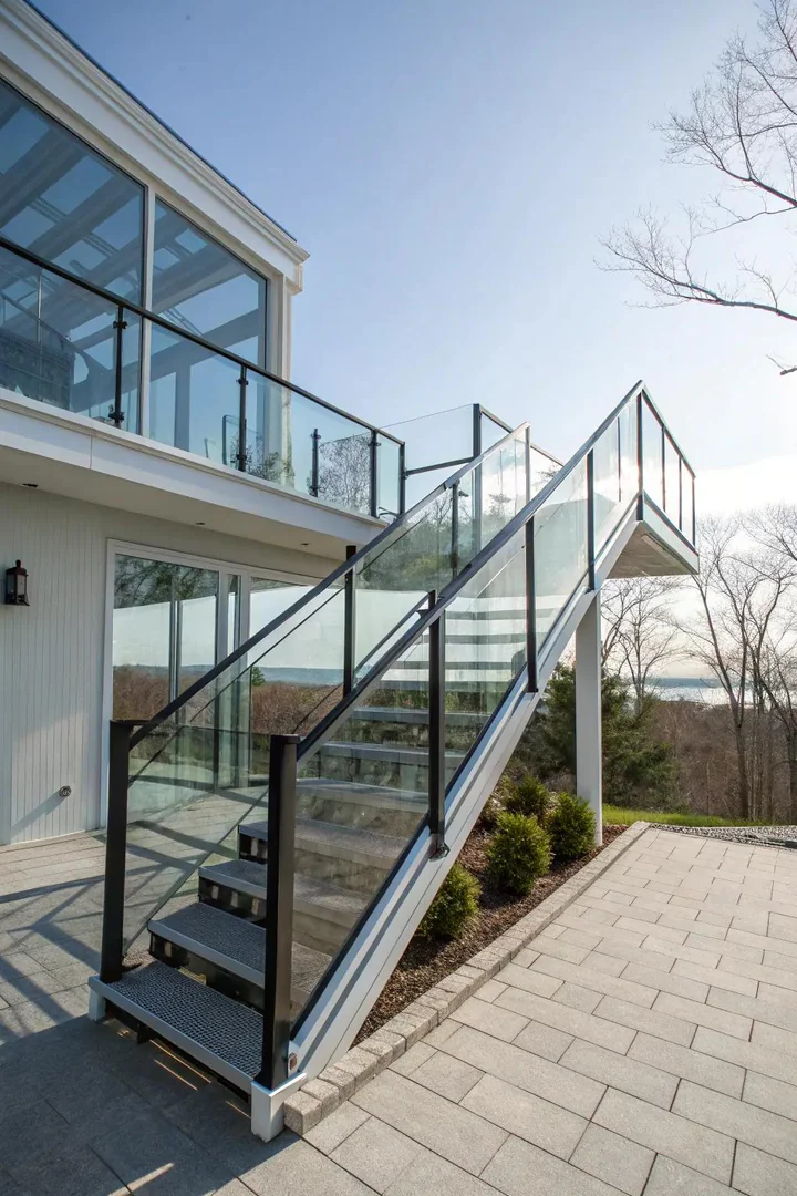 Corner deck stairs with tempered glass railing panels and aluminum posts